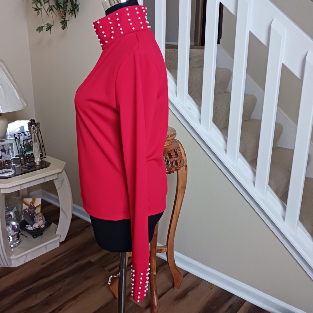 💋💋Red Turtleneck Top with Faux Pearl Collar and Cuffs NWOT *See Measurement* - Picture 4 of 14